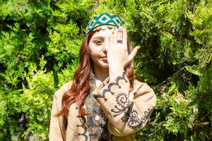 arménien Jeune femme dans traditionnel vêtements dans le la nature dans été photo