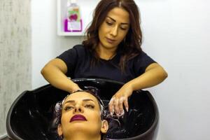 jolie Jeune femme dans beauté salon photo