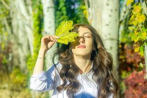 Jeune femme dans le jardin dans l'automne photo