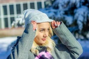 portrait de une femme dans une parc, portrait de une femme dans hiver parc, portrait de une blond femme, femme dans chapeau photo