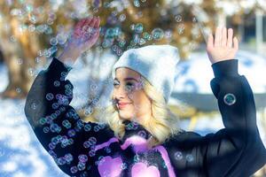 portrait de une femme dans une parc, portrait de une femme dans hiver parc, portrait de une blond femme, femme dans chapeau photo