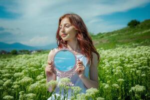 rouge aux cheveux femme dans le parc, jolie femme dans le la nature photo