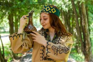 arménien Jeune femme dans traditionnel vêtements dans le la nature dans été photo