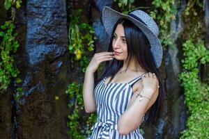 jolie Jeune femme dans le nature, femme dans été journée photo