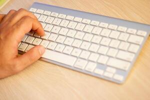 proche en haut de mains dactylographie sur une portable dans Bureau photo