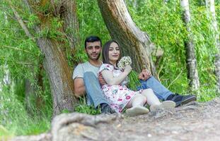 romantique couple dans le jardin, couple dans le la nature photo