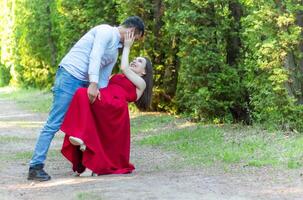 romantique couple dans le jardin, couple dans le la nature photo