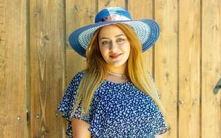 jolie Jeune fille dans le la nature photo