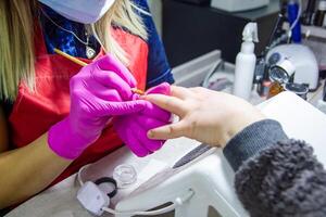 la personne dans le spa salon, femme dans beauté salon photo