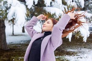 jolie fille dans hiver forêt, Jeune femme dans hiver parc photo