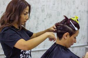 jolie Jeune femme dans beauté salon photo