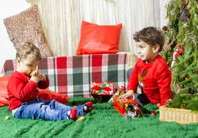 le peu enfant en jouant avec Noël décorations dans studio, peu enfant avec Noël Balle photo