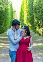 romantique couple dans le jardin, couple dans le la nature photo