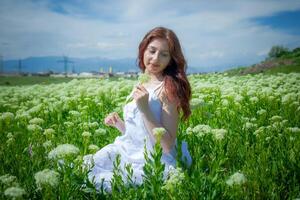 rouge aux cheveux femme dans le parc, jolie femme dans le la nature photo