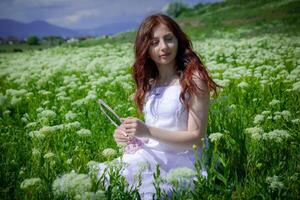 rouge aux cheveux femme dans le parc, jolie femme dans le la nature photo