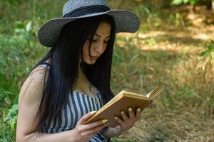 jolie Jeune femme dans le nature, femme dans été journée photo