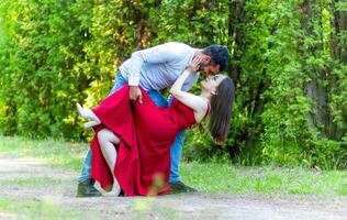 romantique couple dans le jardin, couple dans le la nature photo