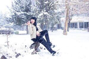 femme dans forêt, portrait de une femme dans hiver forêt, mignonne femme dans hiver parc photo