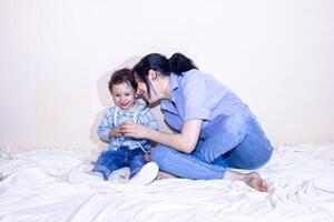 parent et enfant, mère et enfant en jouant ensemble dans studio photo