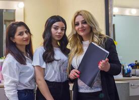 groupe de les femmes dans beauté salon photo