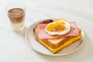 pain grillé garni de fromage jambon et œuf au plat avec saucisse de porc photo