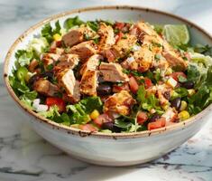ai généré en bonne santé mexicain poulet salade bol sur marbre tableau, mexicain vaisselle image photo