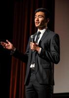 ai généré homme d'affaire donnant discours sur organiser, la main d'oeuvre journée bannière photo