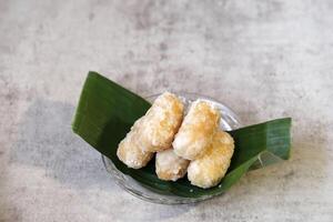 gluant riz gâteau avec fondu sucre enrobage, Indonésie nourriture photo