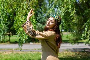 arménien Jeune femme dans traditionnel vêtements dans le la nature dans été photo