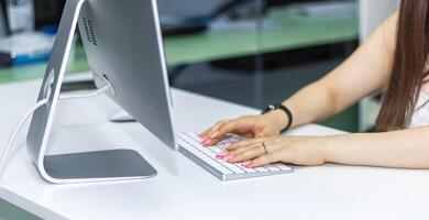 mains dactylographie sur une clavier, mains sur clavier photo