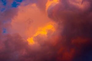 des nuages dans le ciel, coloré des nuages dans le ciel photo