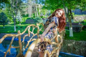 rouge aux cheveux femme dans le parc, jolie femme dans le la nature photo