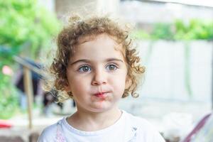 portrait de une peu enfant, portrait de une peu fille, portrait de une enfant photo