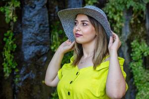 jolie Jeune femme dans le nature, femme dans été journée photo