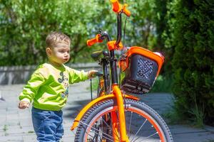 enfant en jouant dans le jardin, enfant en jouant sur le terrain de jeux photo