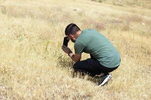 jolie Jeune homme dans le la nature photo