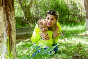 parent et enfant dans le parc, mère et bébé garçon dans le parc photo