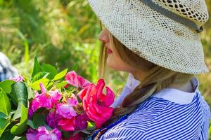 jolie Jeune femme dans le nature, été paysage photo