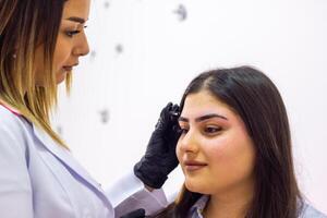 jolie Jeune femme dans beauté salon photo