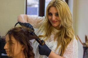 Jeune femme dans spa salon, fille dans beauté salon photo