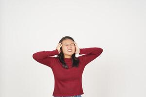 Jeune asiatique femme dans rouge T-shirt Souffrance mal de crâne geste isolé sur blanc Contexte photo