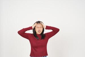 Jeune asiatique femme dans rouge T-shirt Souffrance mal de crâne geste isolé sur blanc Contexte photo