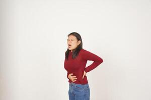 Jeune asiatique femme dans rouge T-shirt Souffrance maux d'estomac, douleur sur estomac isolé sur blanc Contexte photo