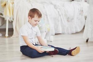 garçon lisant un livre. se préparer pour l'école photo