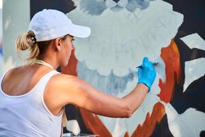 femme artiste main détient peindre brosse et dessine abstrait surréaliste image sur Toile photo