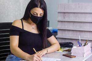 jolie Jeune femme travail dans bureau, Bureau fille à le travail photo