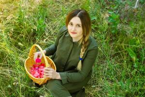 jolie Jeune femme dans le nature, été paysage photo