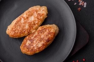 délicieux Frais frit haché poisson côtelettes avec épices et herbes photo