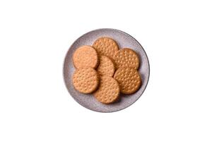 rond à pois casse-croûte casse-croûte biscuits avec crème sur une foncé béton Contexte photo