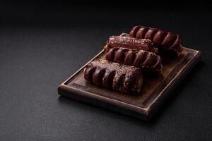 délicieux sucré Chocolat Gâteaux avec fruit remplissage et arrose sur une céramique assiette photo